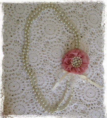 Vintage pearl and dusty pink flower necklace. Neck02