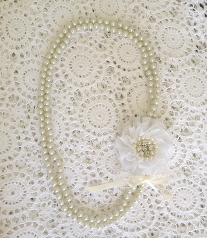 Vintage pearl and white flower necklace. Neck03