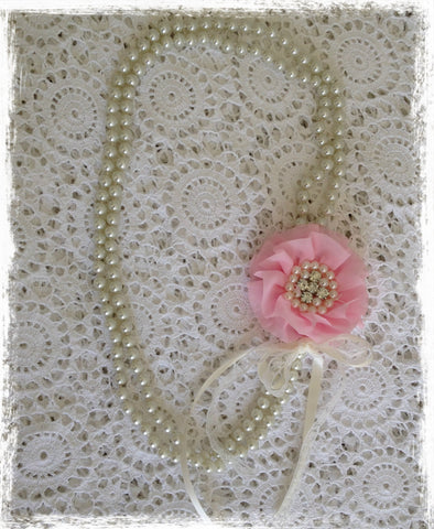 Vintage pearl and pink flower necklace. Neck04