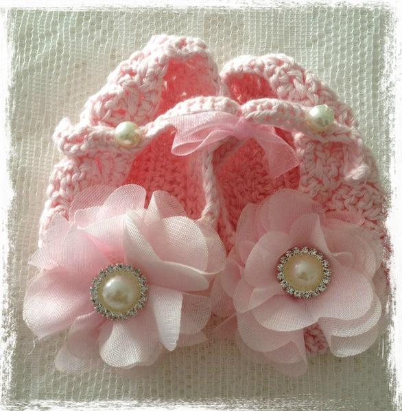 Newborn to one year pink crochet flower booties. Shoes06