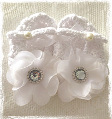 Newborn to one year white crochet flower booties. Shoes07