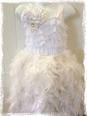 VINTAGE BABY TO GIRL LACE FEATHER WHITE DRESS. TUFW69