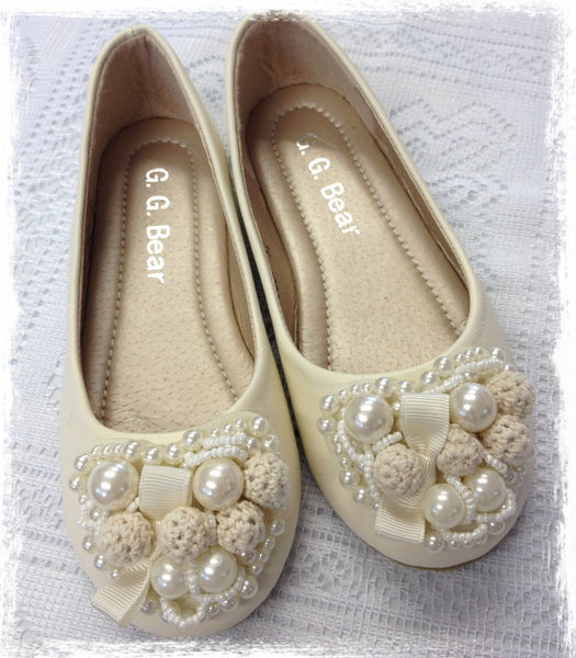 Girl ivory vintage pearl shoes. Shoes03