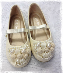 Girl ivory vintage pearl shoes. Shoes03